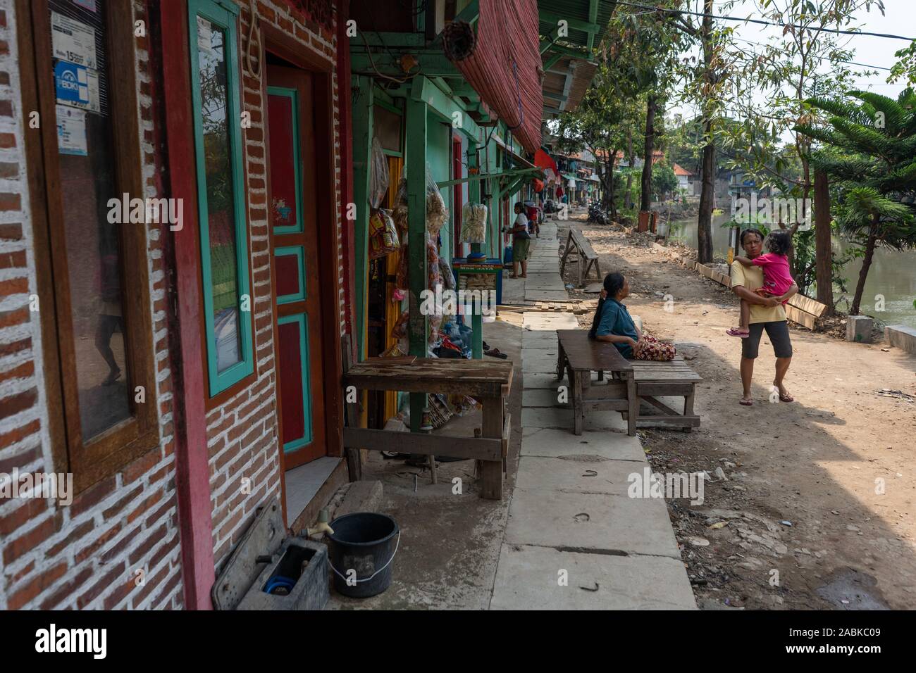 Jakarta, Indonesia. Xix oct, 2019. La vita quotidiana in Kampung Tongkol, a nord di Jakarta, Indonesia. Kampung Tongkol è un quartiere villaggio situato sul fiume Ciliwung. I residenti in un 5 metro di larghezza striscia sul greto del fiume sono per essere reinsediati. (A DPA: "Il mare, la parete e il potere di distruggere la natura') Credito: Fauzan Ijazah/dpa/Alamy Live News Foto Stock