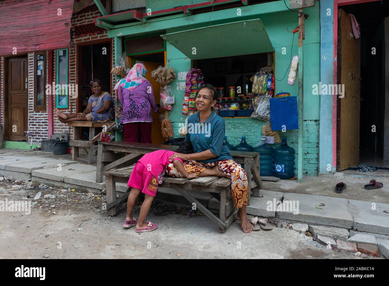 Jakarta, Indonesia. Xix oct, 2019. La vita quotidiana in Kampung Tongkol, a nord di Jakarta, Indonesia. Kampung Tongkol è un quartiere villaggio situato sul fiume Ciliwung. I residenti in un 5 metro di larghezza striscia sul greto del fiume sono per essere reinsediati. (A DPA: "Il mare, la parete e il potere di distruggere la natura') Credito: Fauzan Ijazah/dpa/Alamy Live News Foto Stock