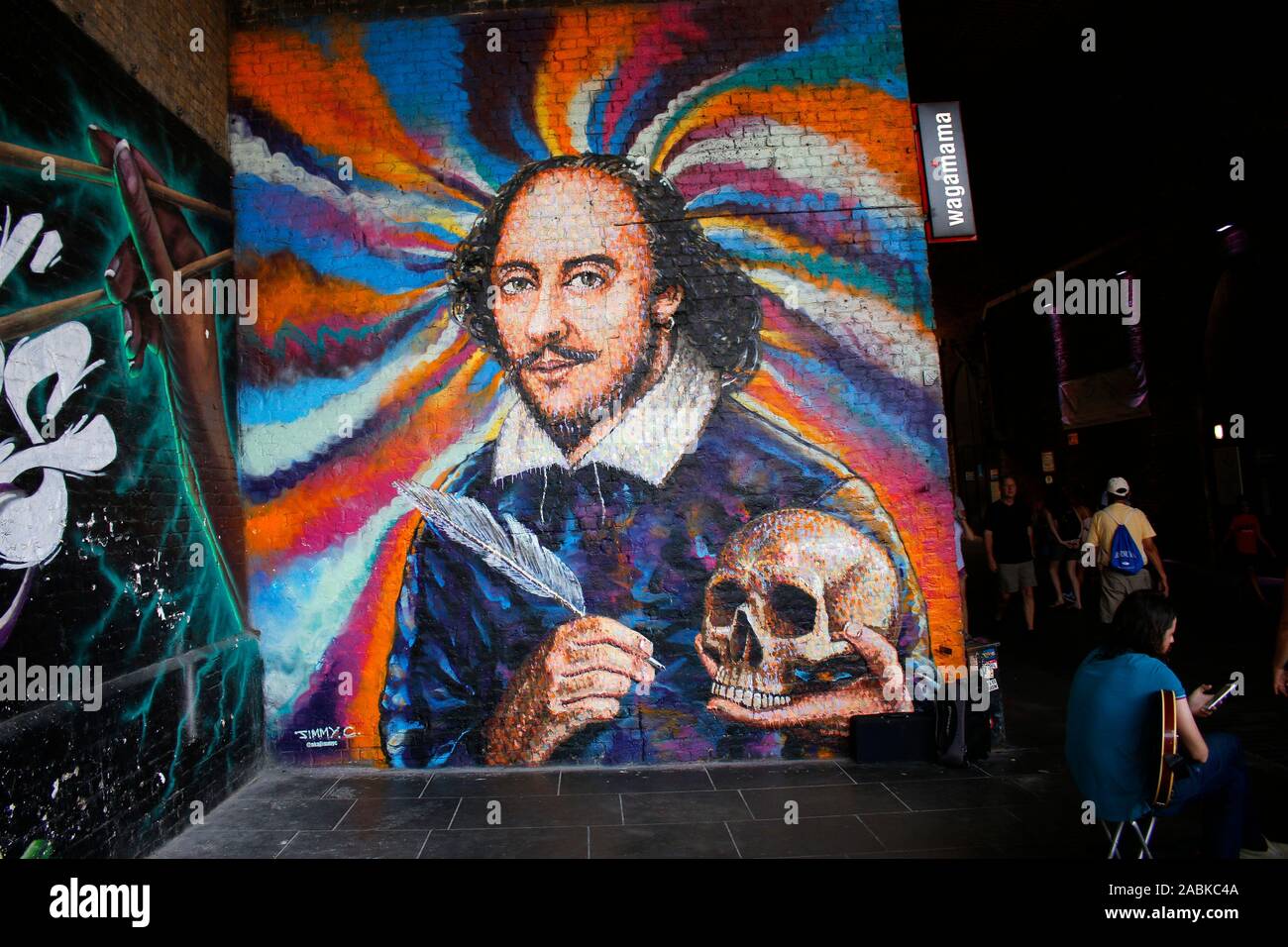 Ein Portrait William Shakespeare mit dem Totenschaedel aus 'Hamlet' - Graffity/ Street Art di Londra, Inghilterra (nur fuer redaktionelle Verwendung. Keine Foto Stock