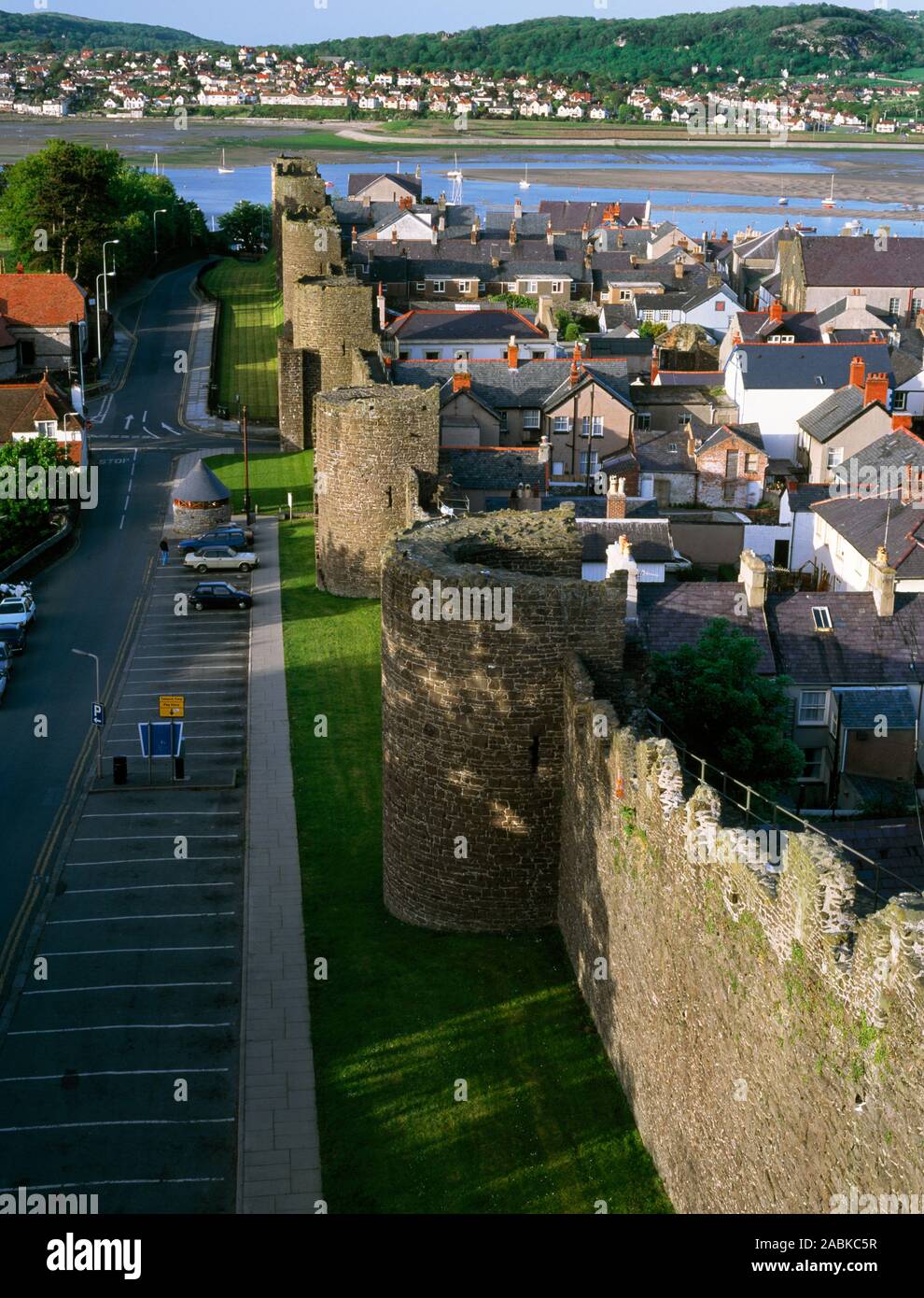 Conwy Mura, dalla torre di vedetta, guardando verso il basso la parete nord e Mount Pleasant, verso la Città del fossato Road, Conwy estuario e Deganwy. Foto Stock