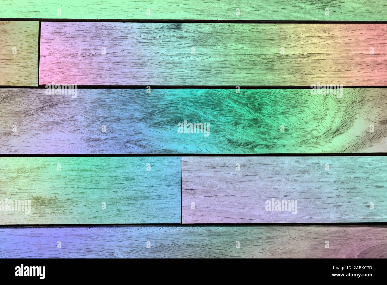 A grana di legno tavole texture pannelli con un effetto arcobaleno dello sfondo. Modello di bello e luminoso di colori brillanti. Legno rustico, sfondo Foto Stock