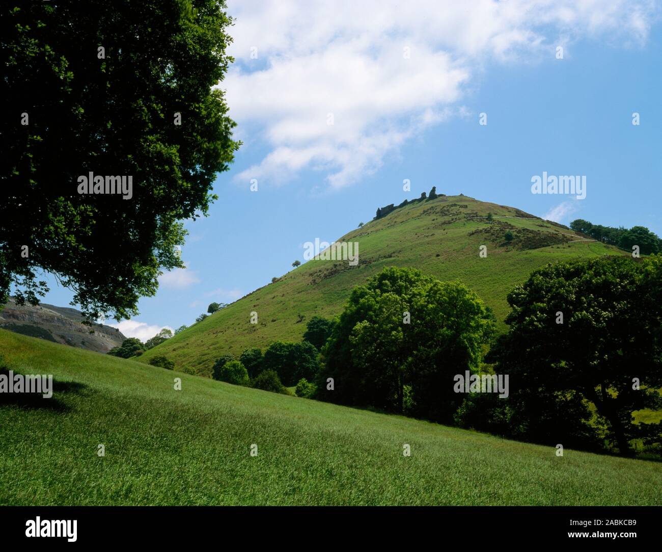 Castell Dinas Brân, Llangollen. Il sentiero di accesso lo zig-zag strada in salita alle rovine sulla cima della collina. Foto Stock