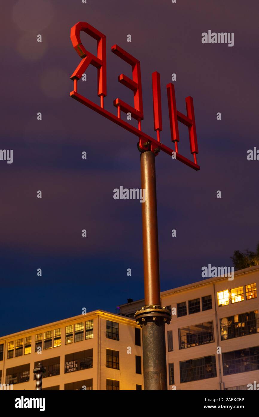 Eindhoven, Paesi Bassi, 19 giugno 2019. Un ben noto segno della Ketelhuis dicendo "hier" con il significato di "qui" a livello urbano quartiere creativo Strijp S nel Foto Stock