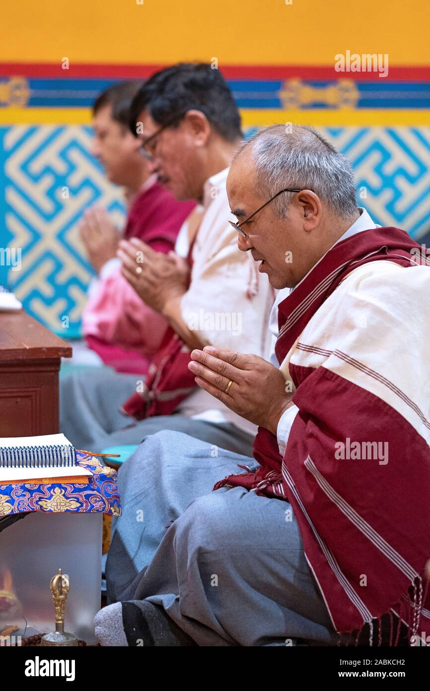 3 devoto i monaci buddisti pregare e meditare a un mensile Throma Puja a un tempio in Elmhurst, Queens, a New York City. Foto Stock