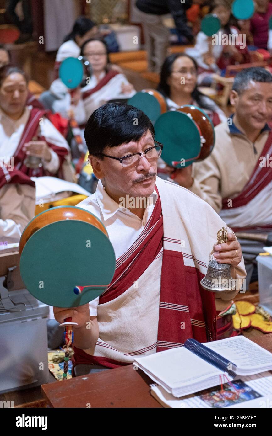 Devoti fedeli buddisti pregare e meditare a un mensile Throma Puja a un tempio in Elmhurst, Queens, a New York City. Foto Stock