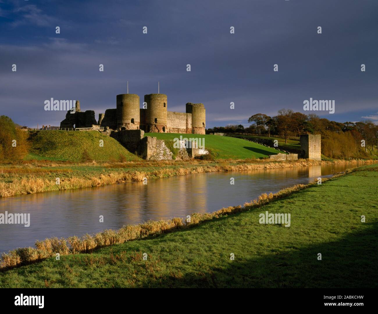 Rhuddlan Castle e il fiume Clwyd, Denbighshire, il Galles del Nord. Cancello a ovest, acqua Gate e fiume Clwyd. Foto Stock