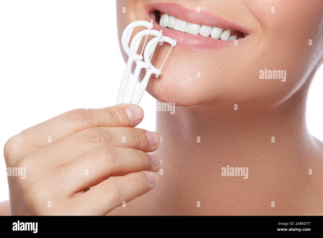 La donna e il filo interdentale pick su sfondo bianco Foto Stock