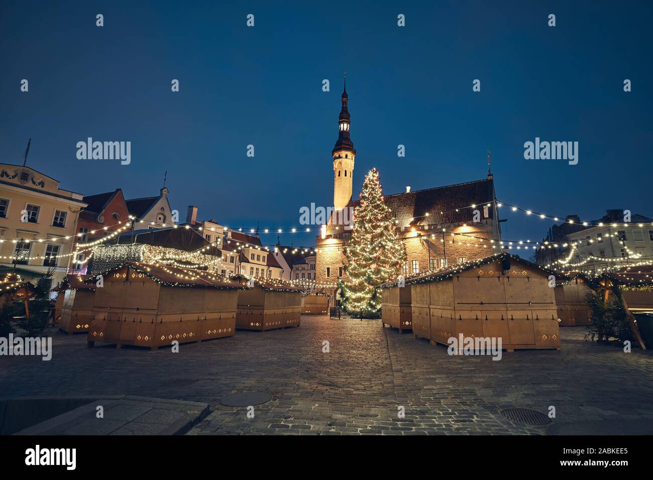 Vista notturna del tradizionale mercatino di Natale in piazza del Municipio di Tallinn, Estonia. Foto Stock