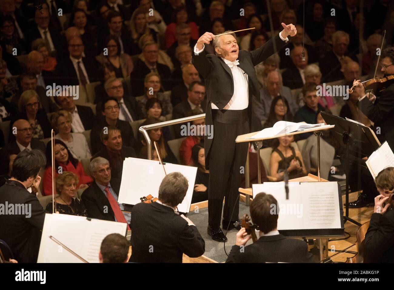 Concerto benefico della Radio Bavarese Orchestra Sinfonica diretta da Mariss Jansons per il settantesimo anniversario della SZ calendario dell'Avvento nella Herkulessaal di Monaco di Baviera Residence. [Traduzione automatizzata] Foto Stock