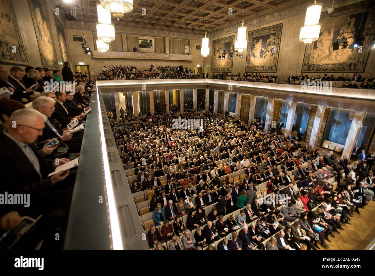 Concerto benefico della Radio Bavarese Orchestra Sinfonica diretta da Mariss Jansons per contrassegnare il settantesimo anniversario della SZ calendario dell'Avvento nella Herkulessaal di Monaco di Baviera Residenz. [Traduzione automatizzata] Foto Stock