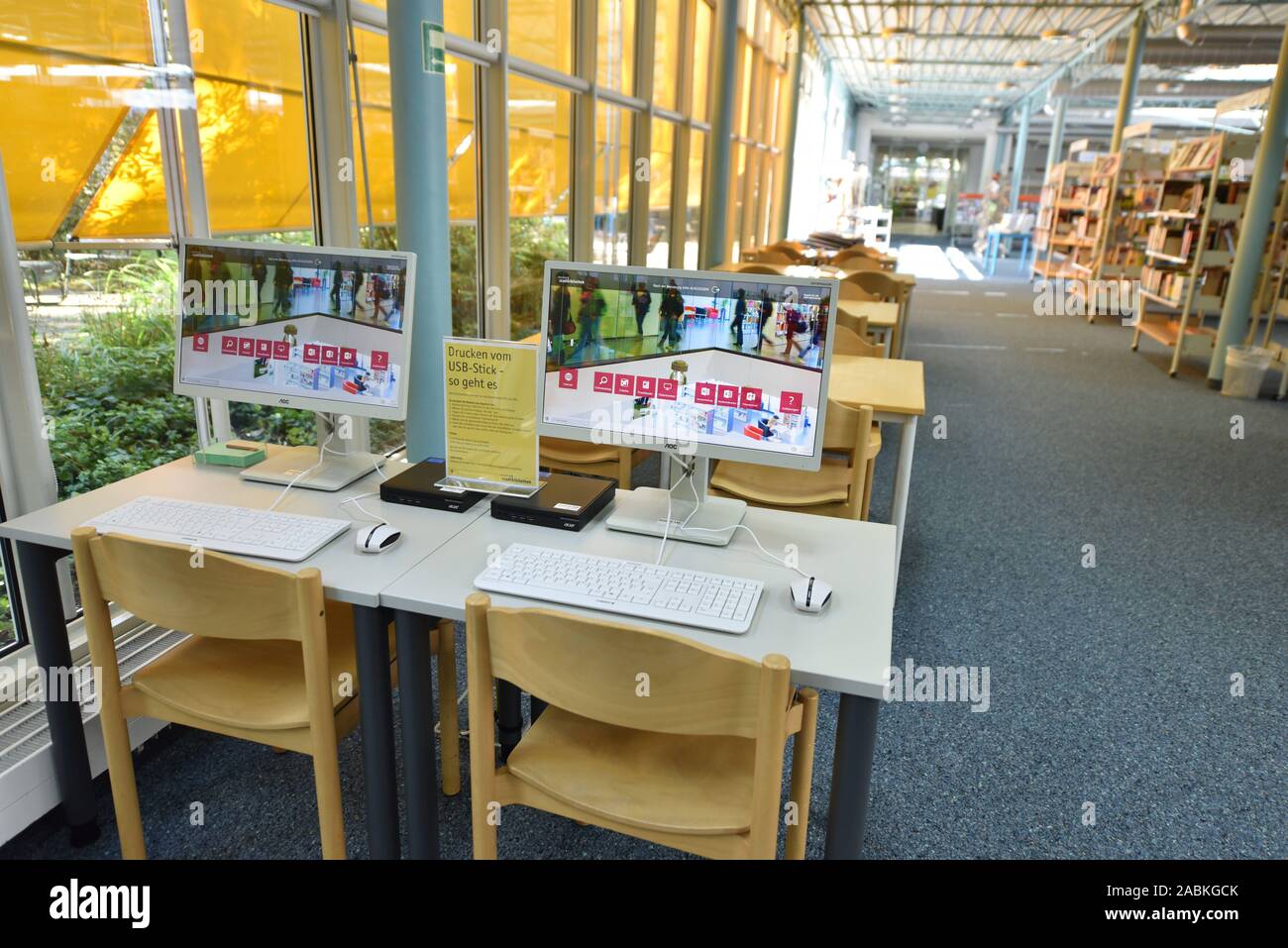 Biblioteca della città Fürstenriederstrasse poco prima di essere riaperto dopo la ristrutturazione. Nella foto: il nuovo computer workstation. [Traduzione automatizzata] Foto Stock