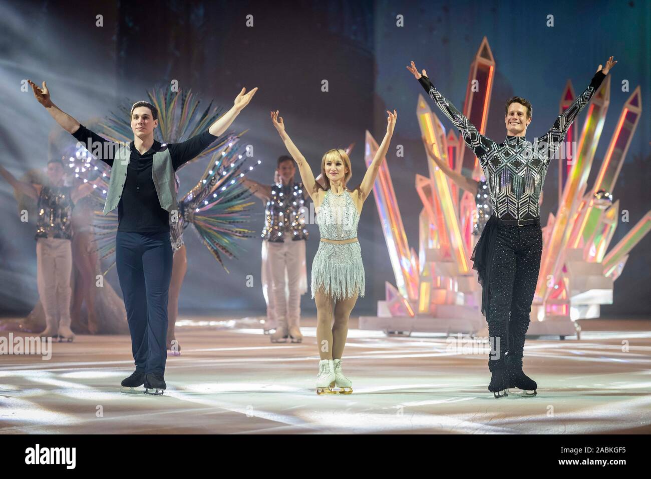 (Medio di l-r) Aljona Savchenko, Bruno Massot e l'ensemble sarà celebrata dal pubblico dopo la vacanza su Ice Show venerdì 4 gennaio 2019 nell'Olympic Hall di Monaco di Baviera. [Traduzione automatizzata] Foto Stock