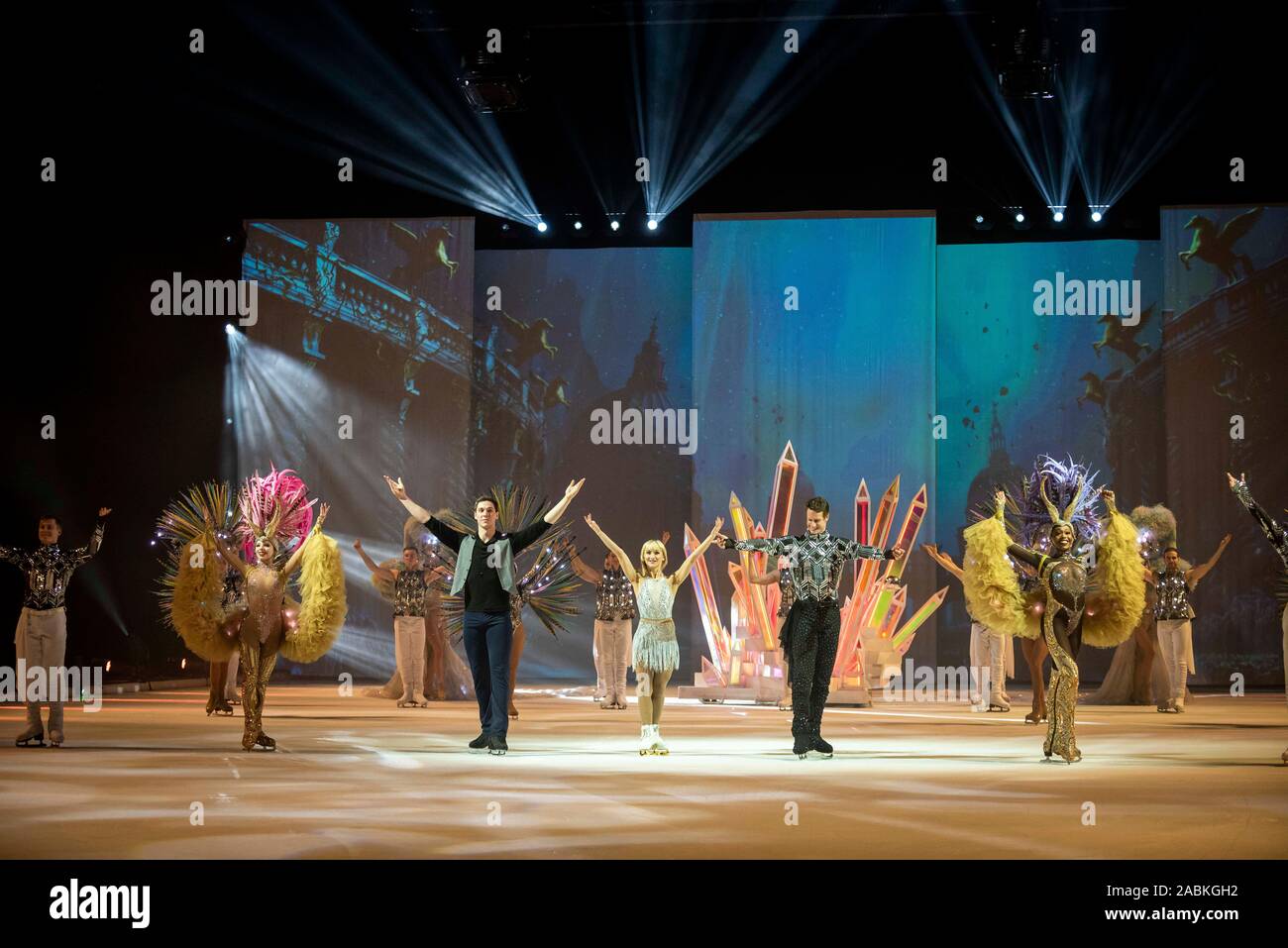 (Medio di l-r) Aljona Savchenko, Bruno Massot e l'ensemble sarà celebrata dal pubblico dopo la vacanza su Ice Show venerdì 4 gennaio 2019 nell'Olympic Hall di Monaco di Baviera. [Traduzione automatizzata] Foto Stock