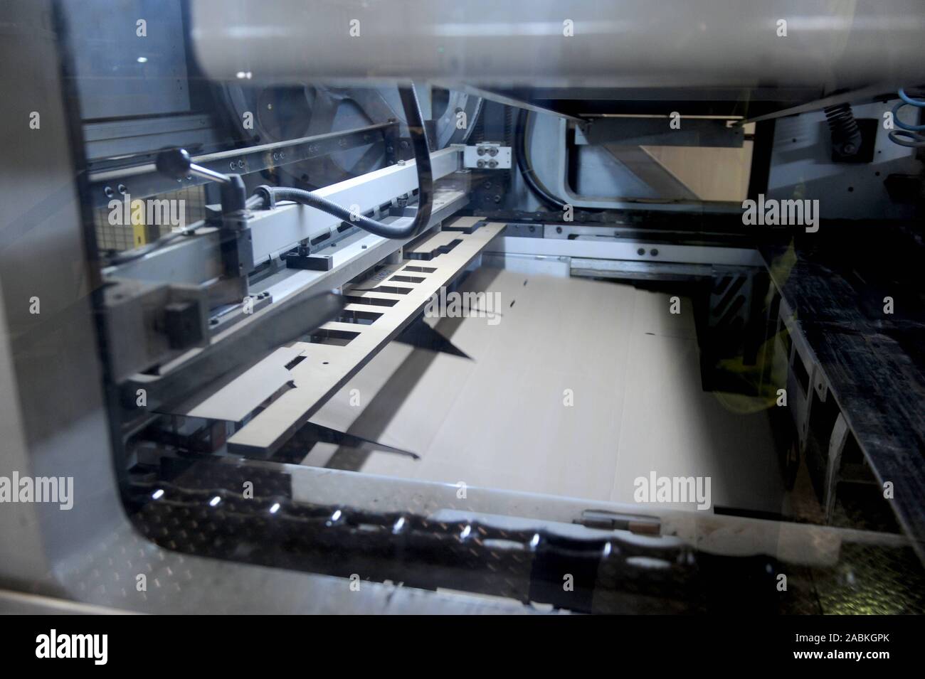 La società 'Drei V Verpackungen' migliora e produce imballaggi sostenibili senza materiale plastico il materiale di riempimento. [Traduzione automatizzata] Foto Stock