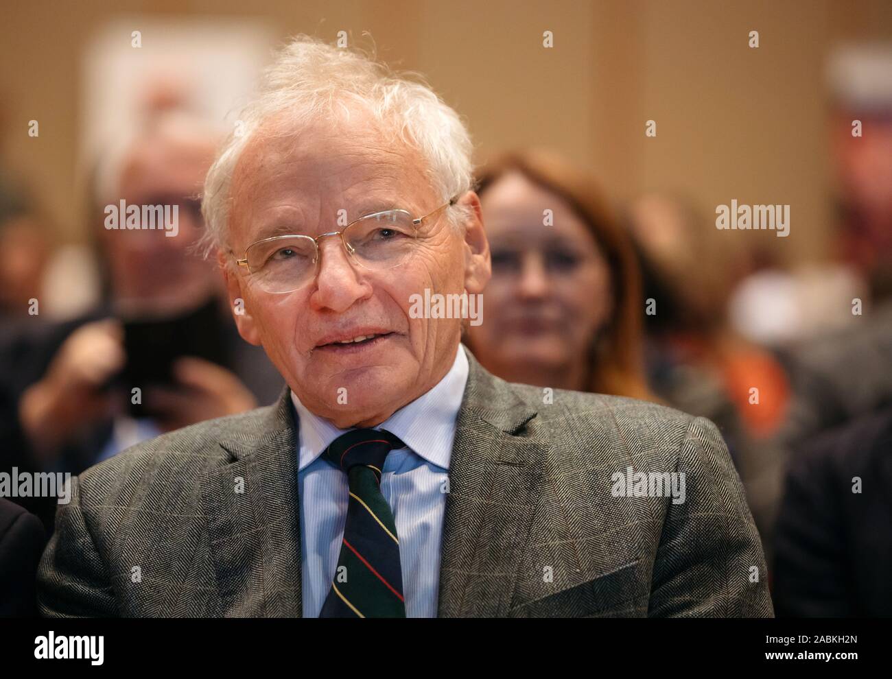 Suhl, Germania. Xvii Sep, 2019. Lo storico Götz Aly segue l'evento di apertura della 89Archivio Tedesco giorno 17.09.2019 in Congress Centrum Suhl (Turingia). Il convegno affronta l'argomento 'RECHTsicher - Archivio und ihr rechtliche Rahmen' in diversi formati di evento. Credito: ari Credito: Michael Reichel/dpa-Zentralbild/ZB/dpa/Alamy Live News Foto Stock