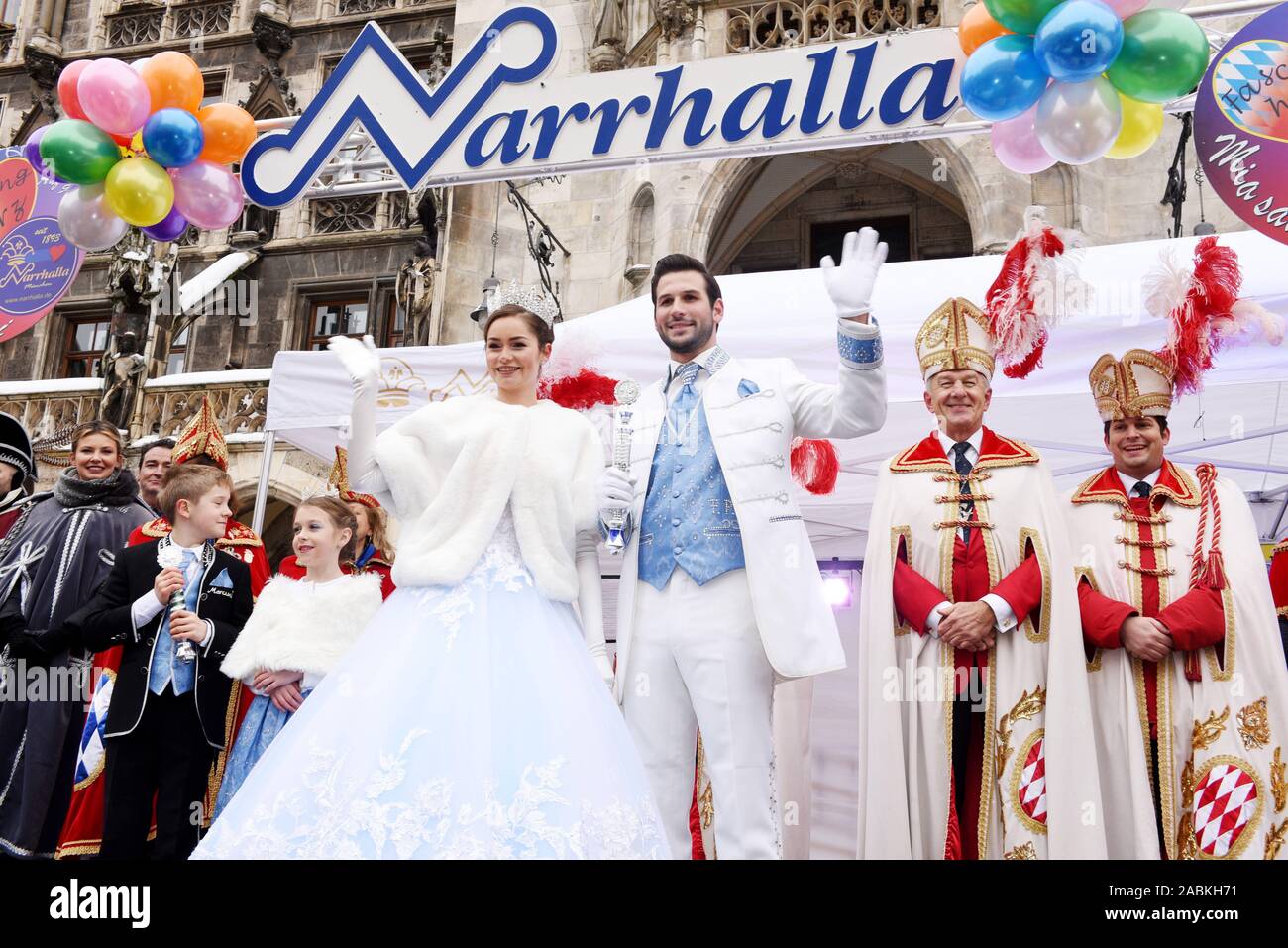 Trono del carnevale Narhalla il principe e il principe Fabrician io e la principessa Sarah I su Monaco di Baviera Marienplatz. Per la prima volta in 125 anni, una per i bambini il principe e il principe è scelto ancora, il Principe Marcus io e la principessa Juli I. (a sinistra nella foto). [Traduzione automatizzata] Foto Stock