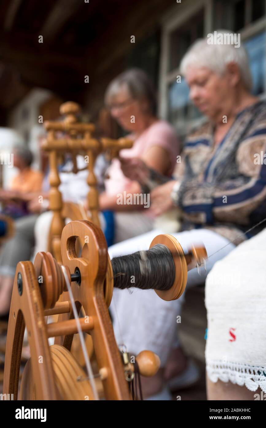Il 'spinners' sedersi con le loro ruote di filatura nella parte anteriore del Wagnerhaus di Oberhaching. [Traduzione automatizzata] Foto Stock