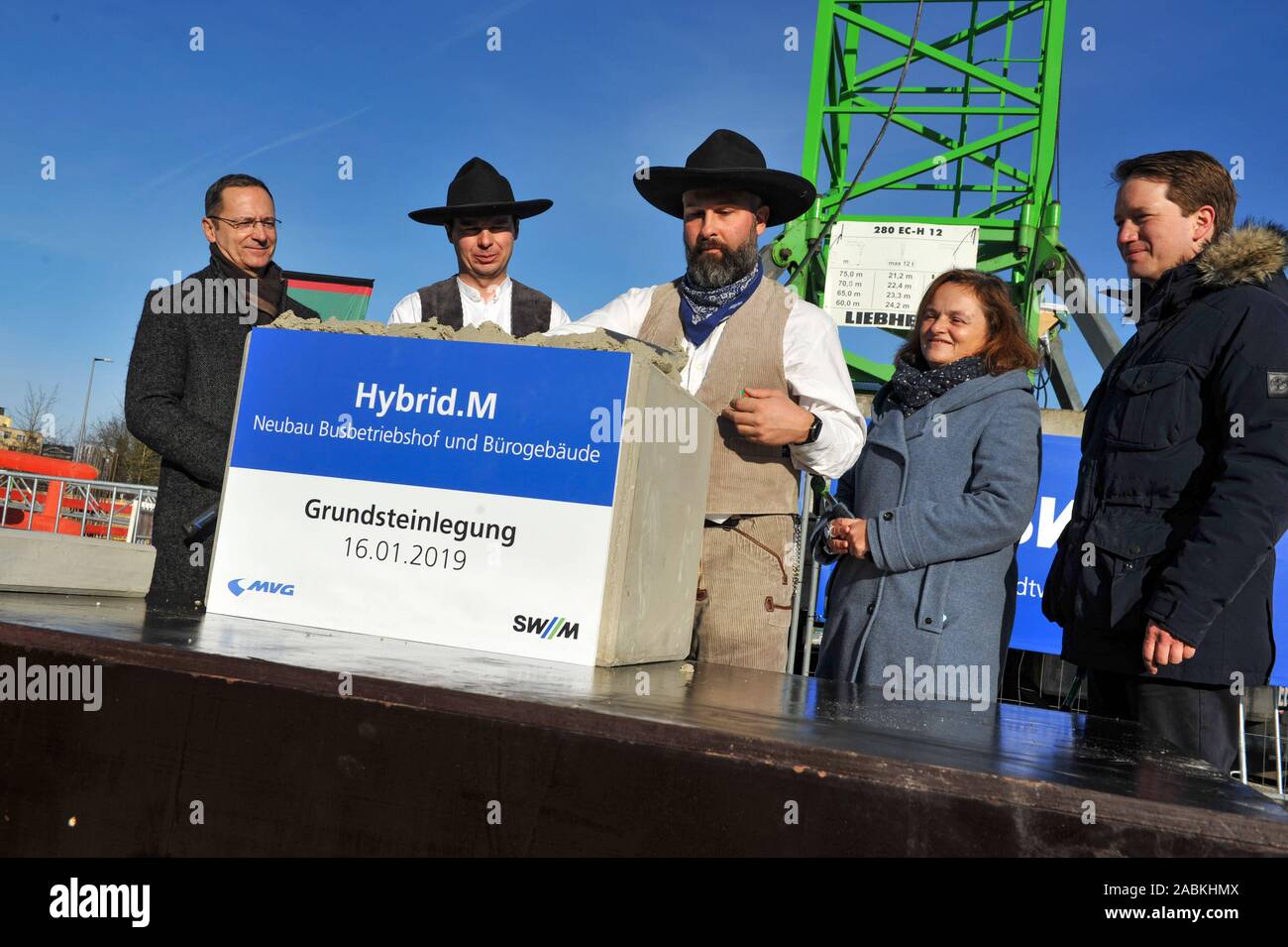 Werner Albrecht (Managing Director di immobili per SWM, l.), Alexandra Diessner (provvisorio Manager Operazioni bus della MVG) e Florian Bieberbach (Presidente della gestione SWM, r.) con due lucidatrici per la posa della prima pietra per il nuovo deposito autobus (compreso l'ufficio edificio) 'Hybrid.M' dei Münchner Verkehrsgesellschaft (MVG) all'angolo di Georg-Brauchle-Ring / Hanauer Straße a Moosach. [Traduzione automatizzata] Foto Stock