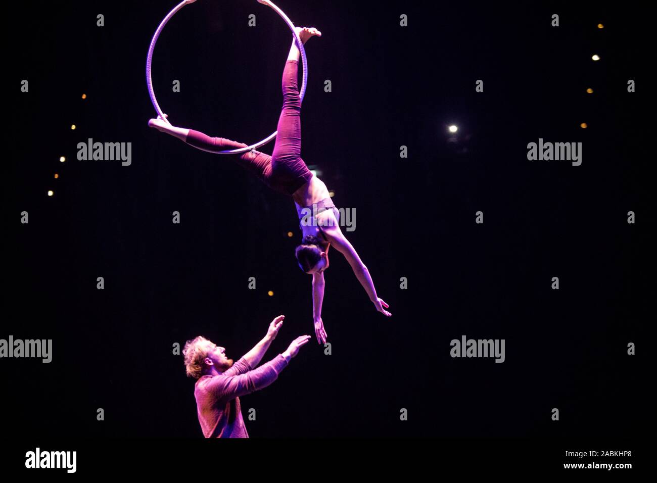 ArtCore con anello ad aria e breakdance con i fuochi d'artificio di ginnastica in Monaco di Baviera Olympic Hall. [Traduzione automatizzata] Foto Stock