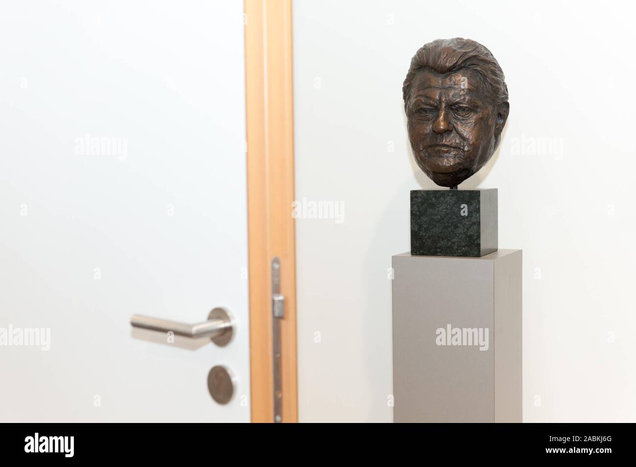 Busto di Franz Josef Strauß in ufficio del leader del partito e il Primo Ministro bavarese Markus Söder nel partito CSU sede presso il padiglione Mies van der Rohe anello 1 a Monaco di Baviera. [Traduzione automatizzata] Foto Stock