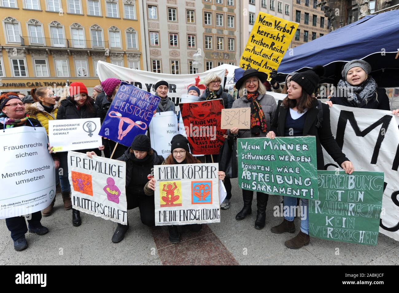 Come parte di una giornata nazionale di azione, le donne dimostrano su Monaco di Baviera la Marienplatz di München contro il paragrafo 219a Stgb nonché per il diritto di essere in grado di informare autonomamente di aborti in gli ambulatori in un auto-determinazione. [Traduzione automatizzata] Foto Stock