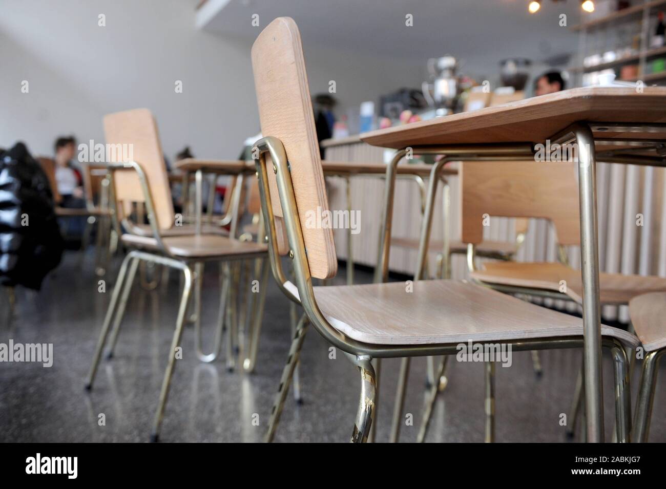 L'iniziativa "Cultura cucina' esegue il nuovo café "für Flüchtlinge und Münchner' in casa della cooperativa sociale "Bellevue di Monaco' all'angolo di Müllerstraße Corneliusstraße e. L'arredamento moderno e di design retrò è stato progettato dagli studenti dell'Università di Monaco di Baviera di scienze applicate. Essi sono stati assemblati individualmente e consumato da fuggiaschi a workshop in Bellevue di Monaco. [Traduzione automatizzata] Foto Stock