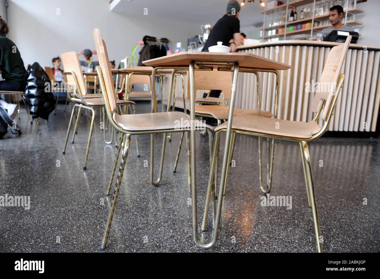 L'iniziativa "Cultura cucina' esegue il nuovo café "für Flüchtlinge und Münchner' in casa della cooperativa sociale "Bellevue di Monaco' all'angolo di Müllerstraße Corneliusstraße e. L'arredamento moderno e di design retrò è stato progettato dagli studenti dell'Università di Monaco di Baviera di scienze applicate. Essi sono stati assemblati individualmente e consumato da fuggiaschi a workshop in Bellevue di Monaco. [Traduzione automatizzata] Foto Stock