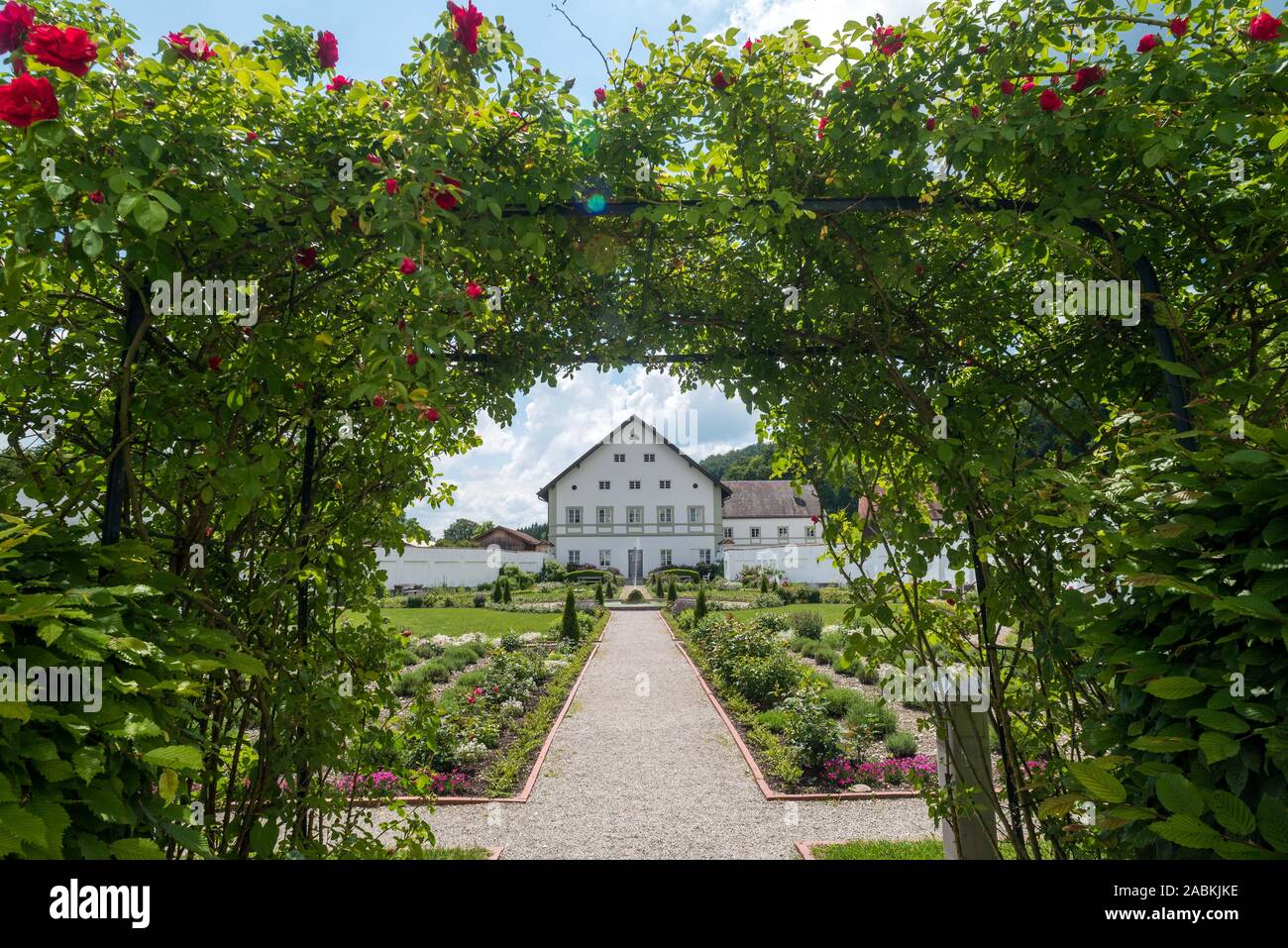 Il rigoglioso giardino del monastero del monastero di Schäftlarn nel villaggio dello stesso nome. [Traduzione automatizzata] Foto Stock