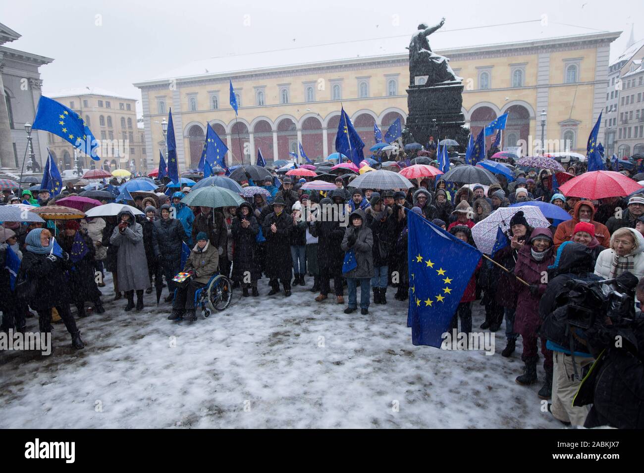 Dimostrazione della pro-europeo movimento di cittadini "Pulse dell' Europa nella tempesta di neve su Monaco di Baviera Max-Joseph-Platz. [Traduzione automatizzata] Foto Stock