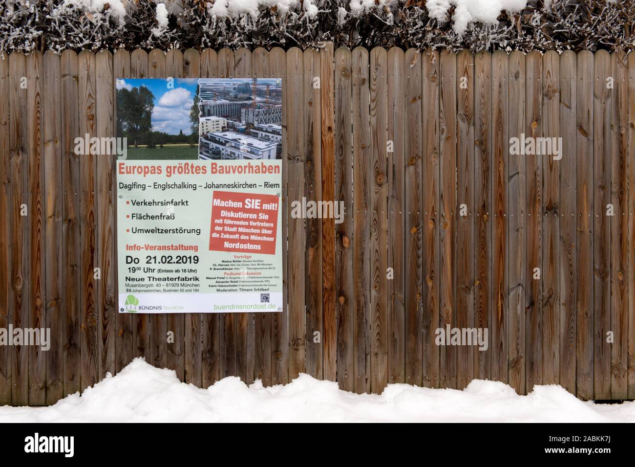 Poster di protesta vicino all'ippodromo di Riem contro i piani per un nuovo quartiere sulla periferia nord-est di Monaco di Baviera tra Daglfing, Englschalking Johanniskirchen e. Nuove grandi aree residenziali sono di essere sviluppato in questa area sotto la parola chiave "lo sviluppo urbano misurare northeast" (SEM nord-est). [Traduzione automatizzata] Foto Stock