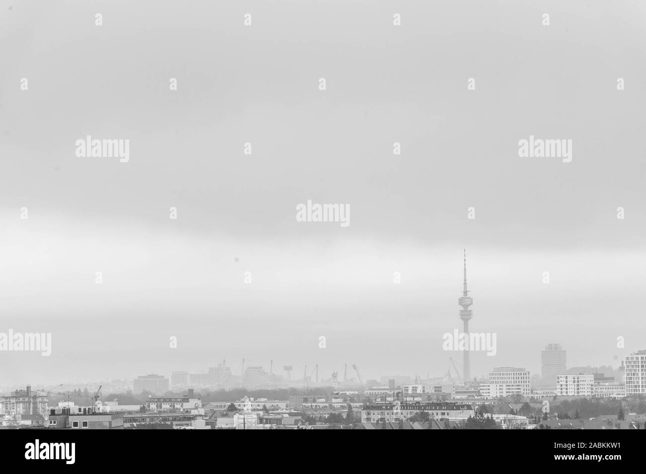 Northern skyline di Monaco di Baviera in un giorno di inverno, sulla sinistra lo Stadio Olimpico, nel mezzo della Olympic Tower e accanto ad essa la BMW grattacielo. [Traduzione automatizzata] Foto Stock