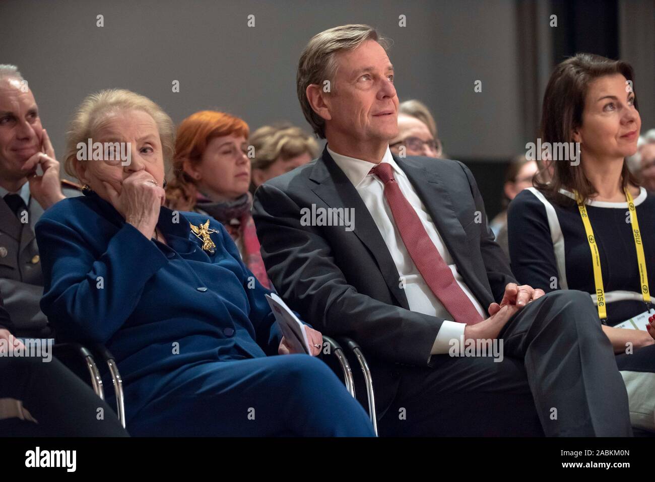 Ex Segretario di Stato statunitense Madeleine Albright (sinistra) e giornalista Klaus Kleber discutere Albright il libro "fascismo - un' avvertenza sul margine della in occasione della conferenza di Monaco sulla sicurezza nella Literaturhaus di Monaco di Baviera. La foto mostra entrambi in platea. [Traduzione automatizzata] Foto Stock