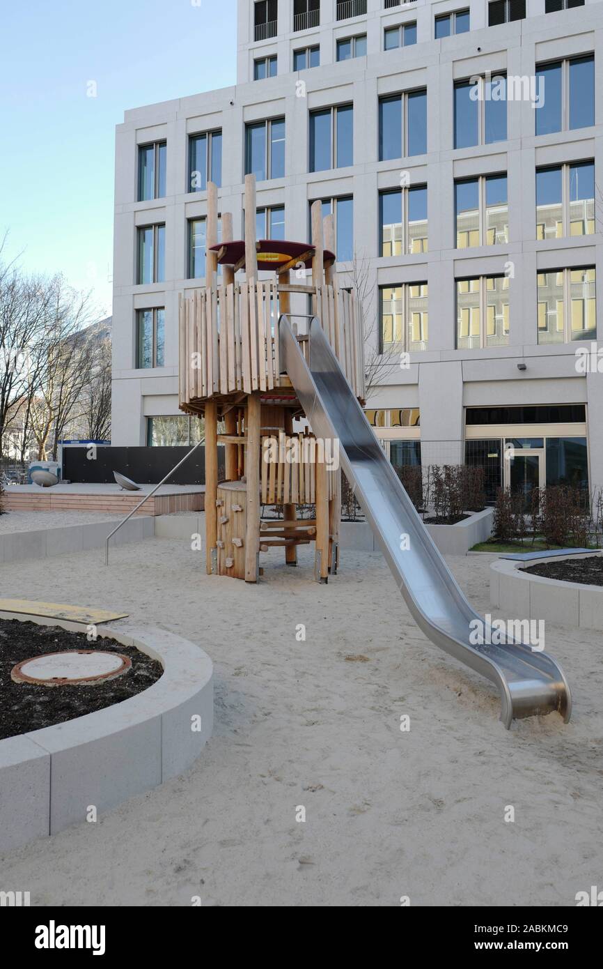 Parco giochi presso la nuova area di sviluppo 'Schwabinger Tor' a Leopoldstrasse a Monaco di Baviera. [Traduzione automatizzata] Foto Stock