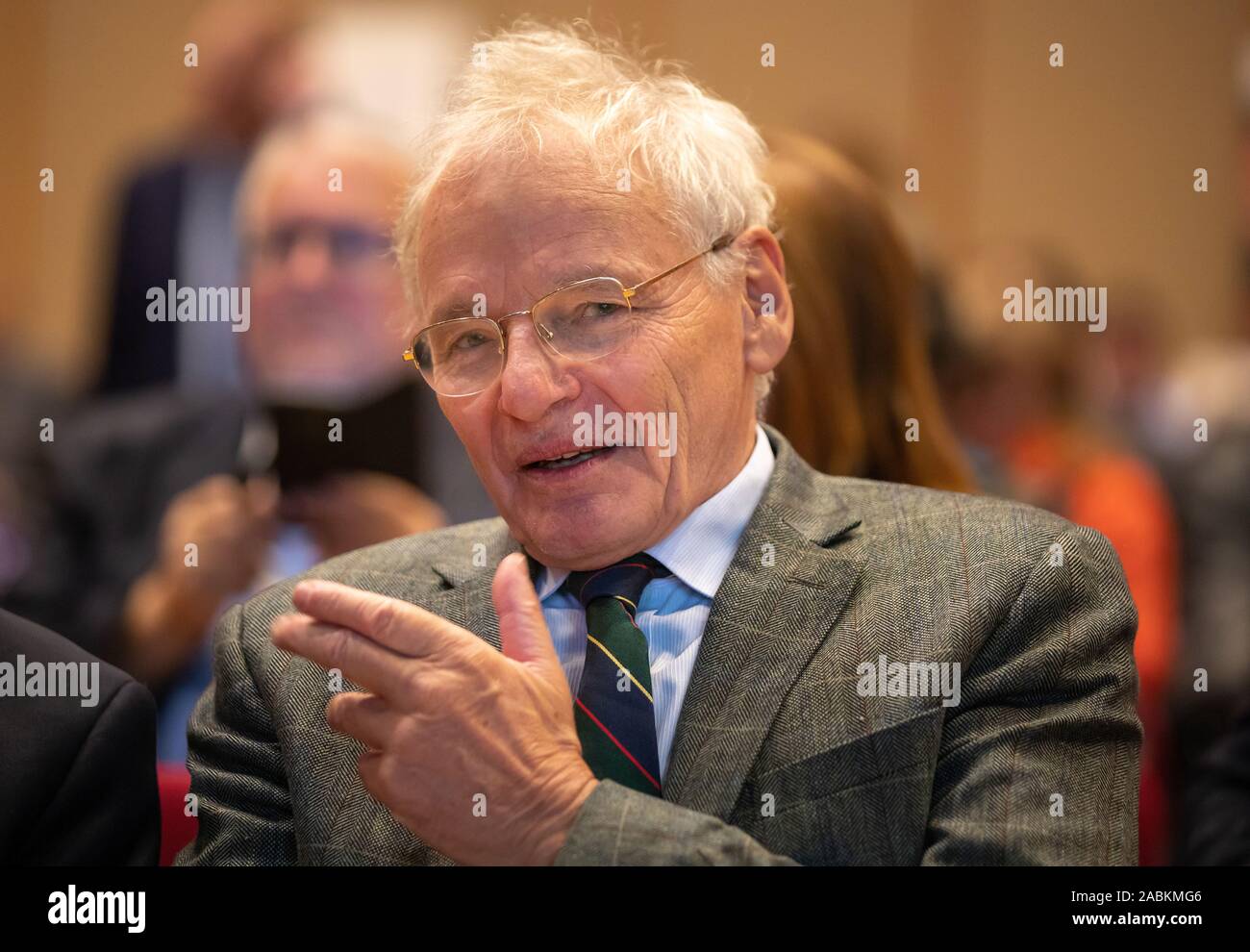 Suhl, Germania. Xvii Sep, 2019. Lo storico Götz Aly segue l'evento di apertura della 89Archivio Tedesco giorno 17.09.2019 in Congress Centrum Suhl (Turingia). Il convegno affronta l'argomento 'RECHTsicher - Archivio und ihr rechtliche Rahmen' in diversi formati di evento. Credito: ari Credito: Michael Reichel/dpa-Zentralbild/ZB/dpa/Alamy Live News Foto Stock