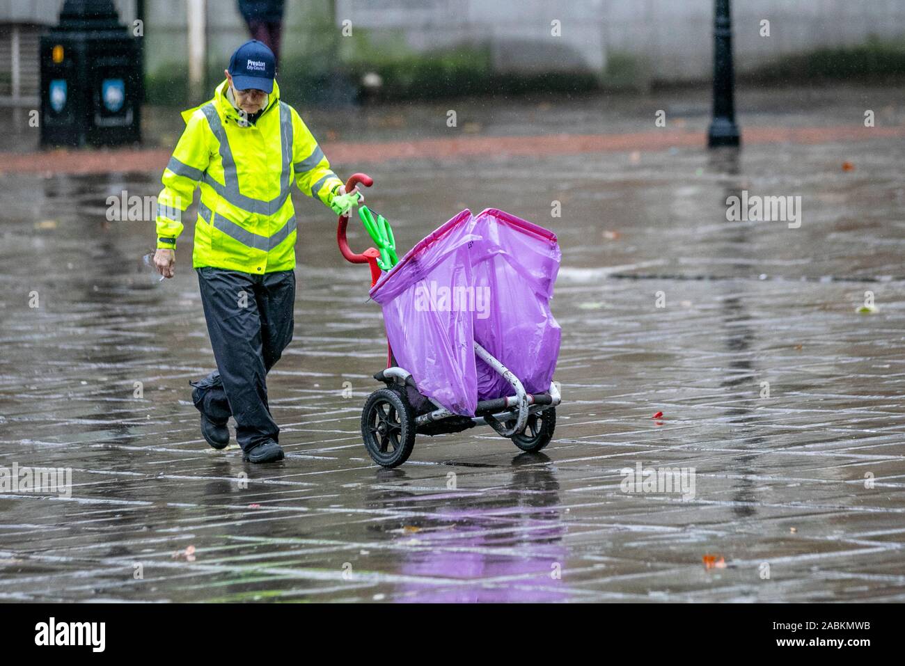 Preston, Lancashire. Regno Unito Meteo; UK Meteo; 28 Novembre, 2019. Gli avvisi meteo per pioggia mette un ammortizzatore sul Venerdì nero delle vendite in Preston. Credito: MediaWorldImages/AlamyLiveNews Foto Stock
