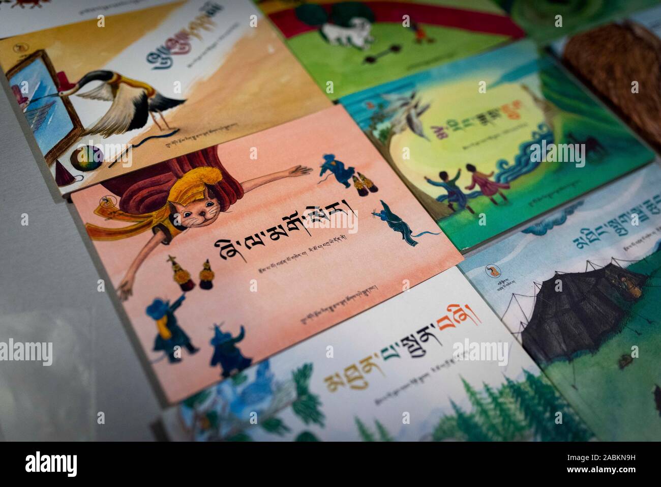 Fiaba libri in lingua tibetana al sesto e dialogo interculturale fiaba festival in Gasteig di Monaco di Baviera. [Traduzione automatizzata] Foto Stock