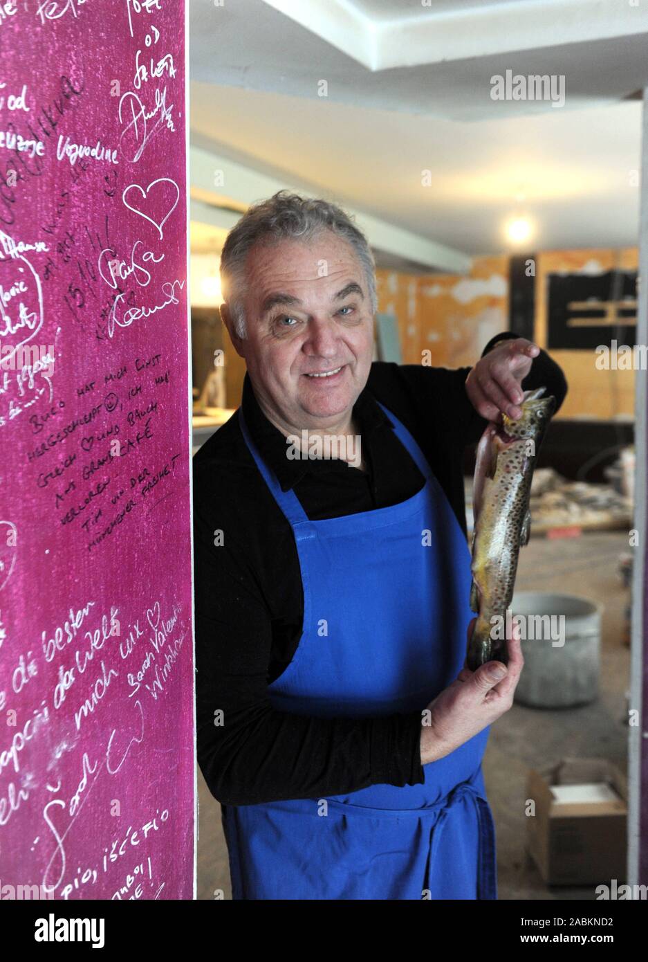 Gourmet chef Karl Ederer con una trota per il mercoledì delle ceneri nel suo nuovo ristorante 'Ederer' in Lindwurmstraße. [Traduzione automatizzata] Foto Stock
