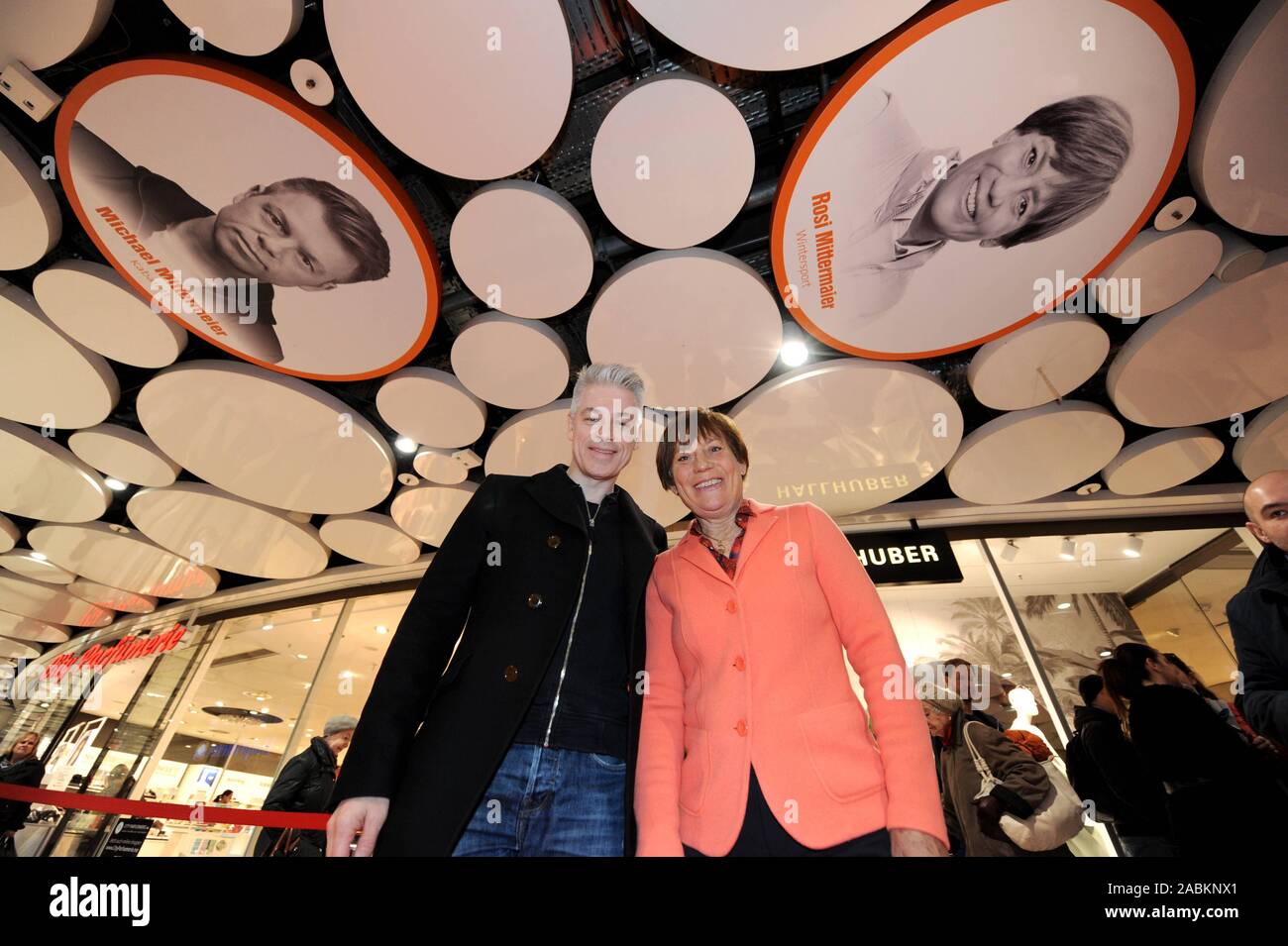 Nuove aggiunte al 'Sky di fama" in onore di personaggi di spicco sul soffitto della galleria di negozi in Stachus mezzanino. Nella foto il cabaret artista Michael Mittermeier e legenda sci Rosi Mittermaier svelando loro ritratti. [Traduzione automatizzata] Foto Stock