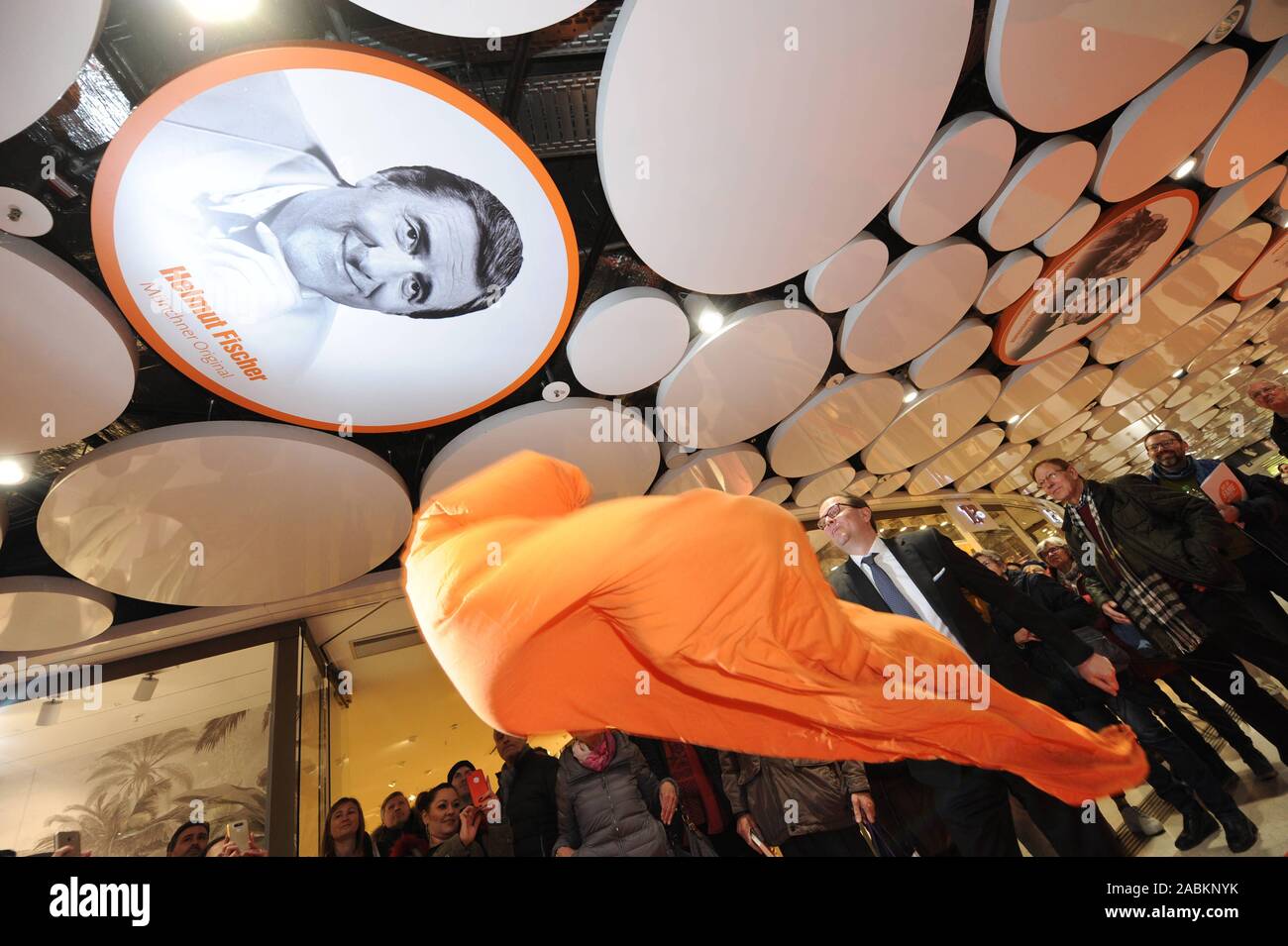 Nuove aggiunte al 'Sky di fama" in onore di personaggi di spicco sul soffitto della galleria di negozi in Stachus mezzanino. Nella foto, Sindaco Manuel Pretzl svela il ritratto di attore Helmut Fischer. [Traduzione automatizzata] Foto Stock