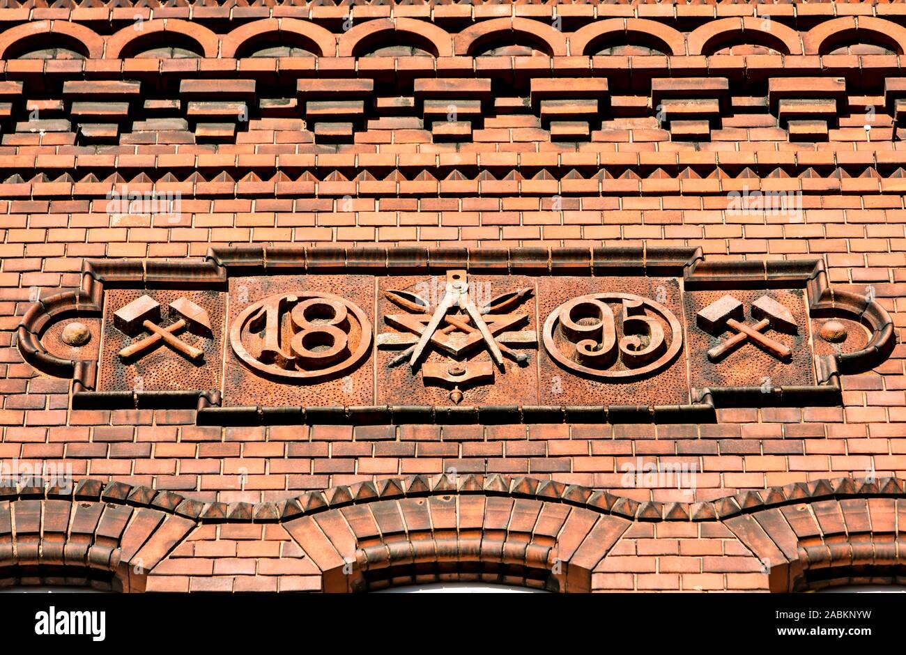 Dettaglio di una ex casa colliery, nelle vicinanze della Zollverein colliery, di Essen, anno, simboli di artigianato e di mazze di ferro e il simbolo, Germania Foto Stock