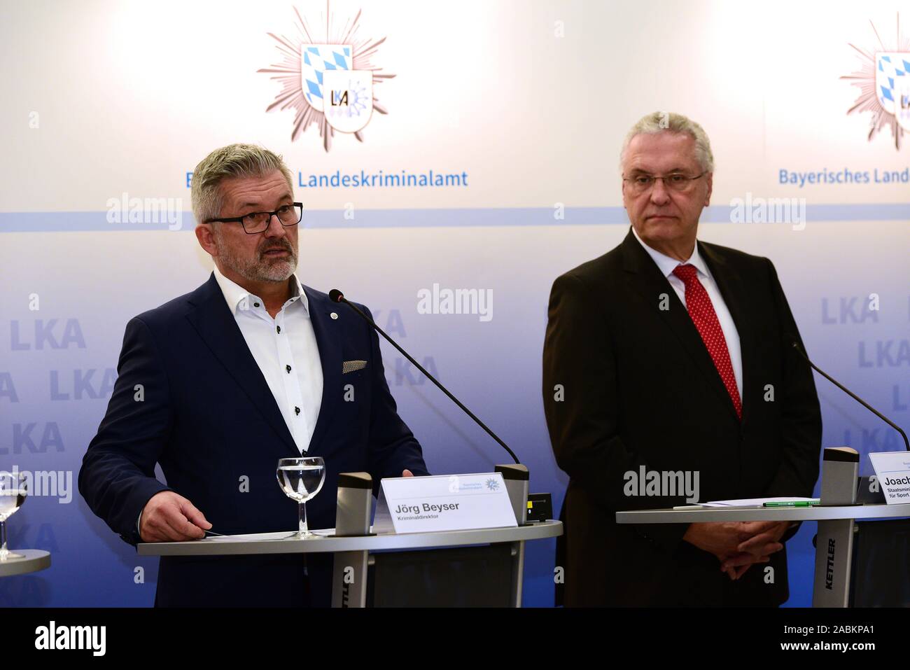 Il Ministro degli interni Herrmann (destra) e LKA Capo Dipartimento Jörg Beyser relazione in occasione di una conferenza stampa sul successo le indagini in un grande anello del farmaco che ha prodotto fake sintetico di hashish. [Traduzione automatizzata] Foto Stock