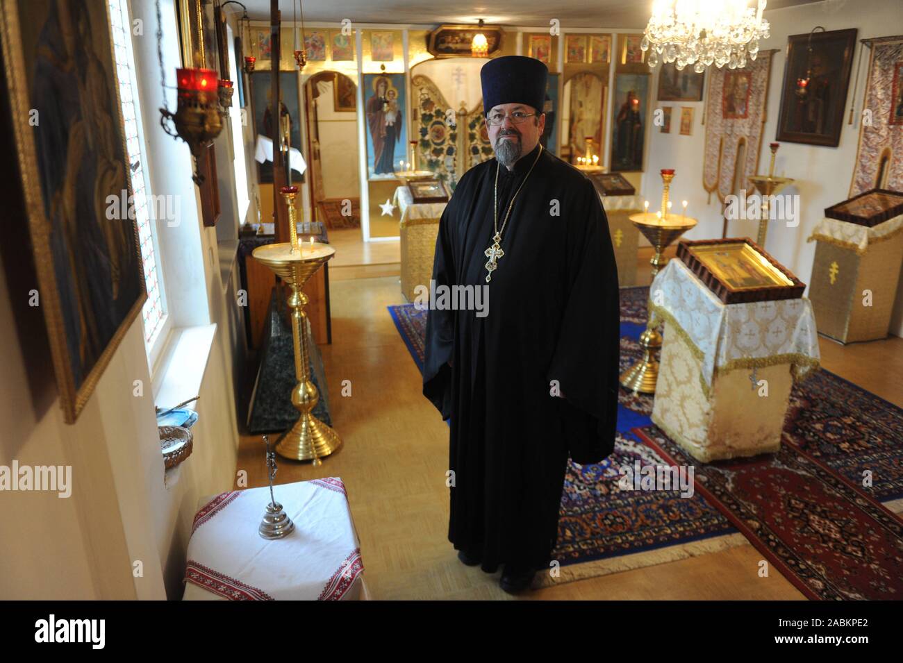 La Chiesa Ortodossa Ucraina sacerdote Valentin Smoktunowicz nella sua piccola chiesa nell'insediamento Ludwigsfeld a Monaco di Baviera. [Traduzione automatizzata] Foto Stock