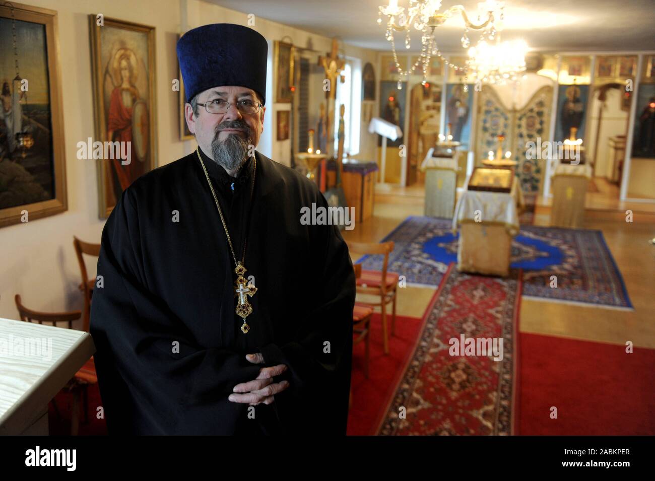 La Chiesa Ortodossa Ucraina sacerdote Valentin Smoktunowicz nella sua piccola chiesa nell'insediamento Ludwigsfeld a Monaco di Baviera. [Traduzione automatizzata] Foto Stock
