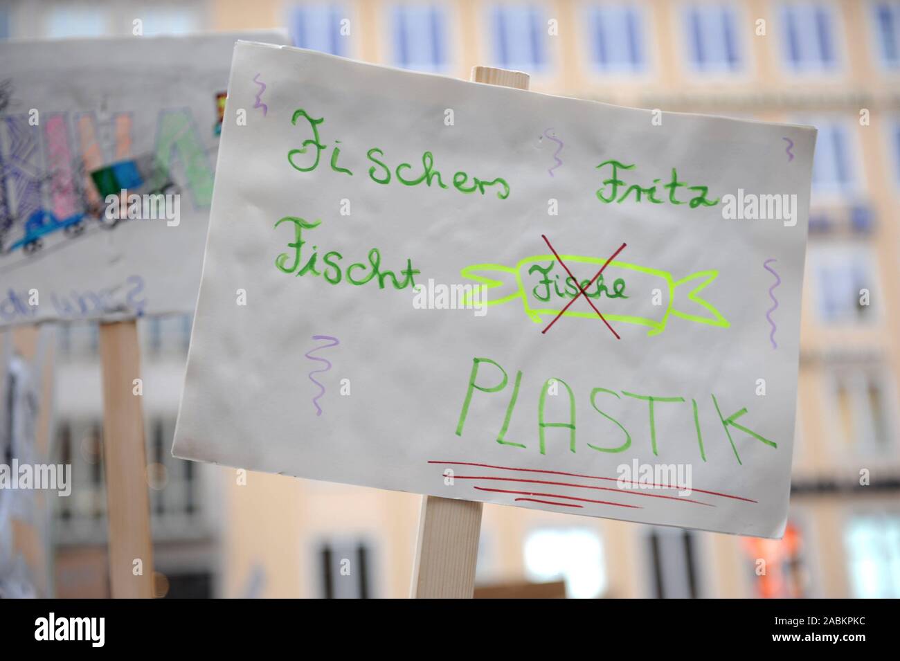 Gli studenti dimostrano in Marienplatz a Monaco di Baviera contro il cambiamento climatico. Nella foto un cartello con la scritta: "Fischers Fritz fischt Plastik". [Traduzione automatizzata] Foto Stock