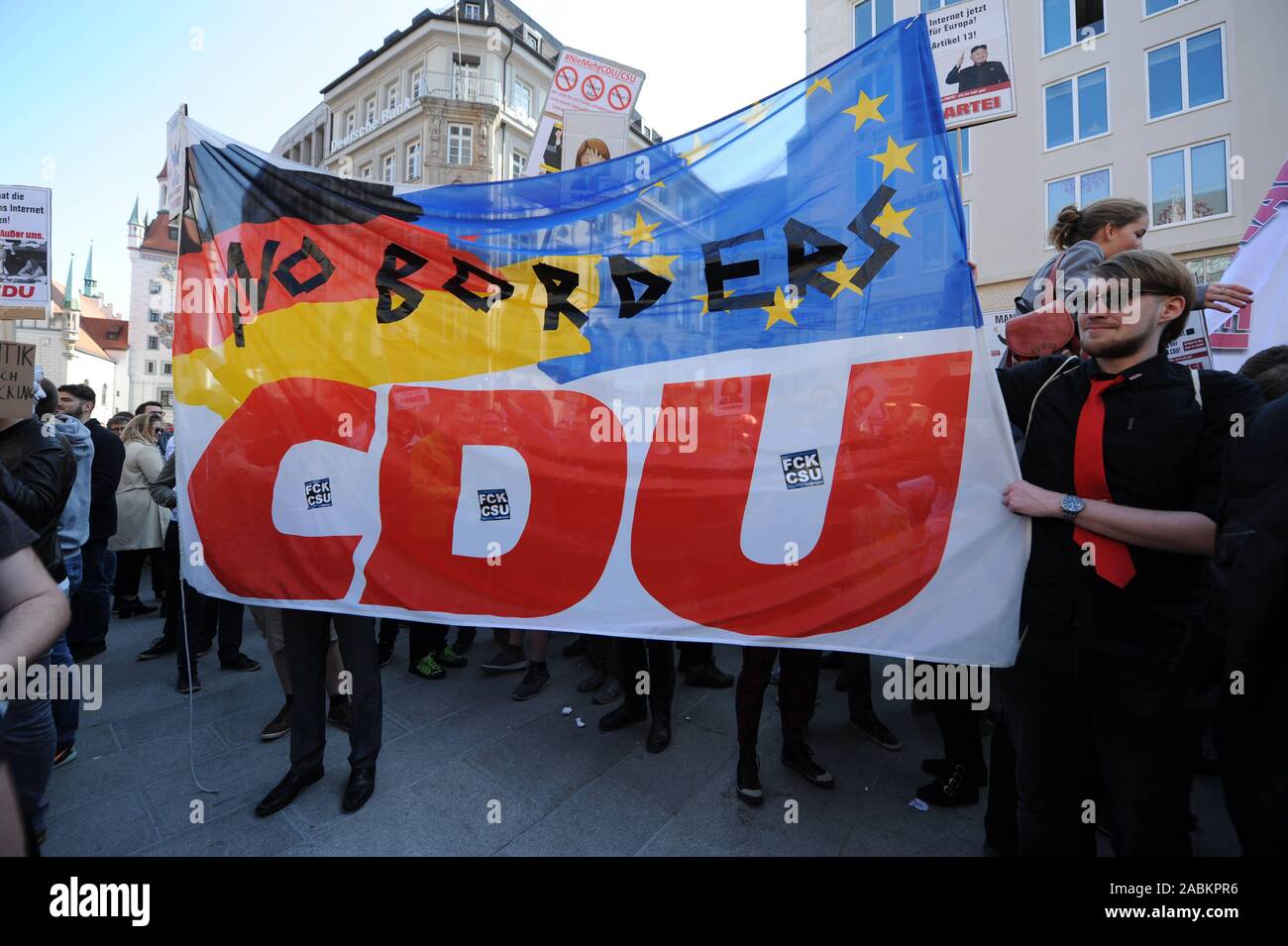 SaveYourInternet manifestazione contro l'UE riforma del copyright con oltre 40.000 partecipanti al Marienplatz [traduzione automatizzata] Foto Stock