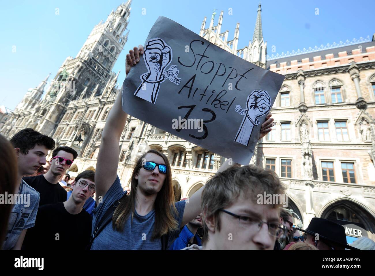 SaveYourInternet manifestazione contro l'UE riforma del copyright con oltre 40.000 partecipanti al Marienplatz [traduzione automatizzata] Foto Stock