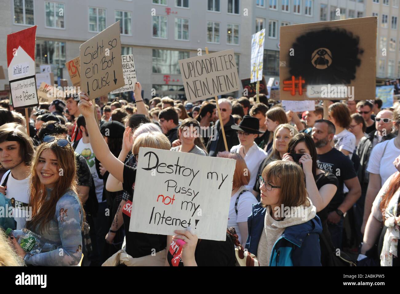 SaveYourInternet manifestazione contro l'UE riforma del copyright con oltre 40.000 partecipanti al Marienplatz [traduzione automatizzata] Foto Stock