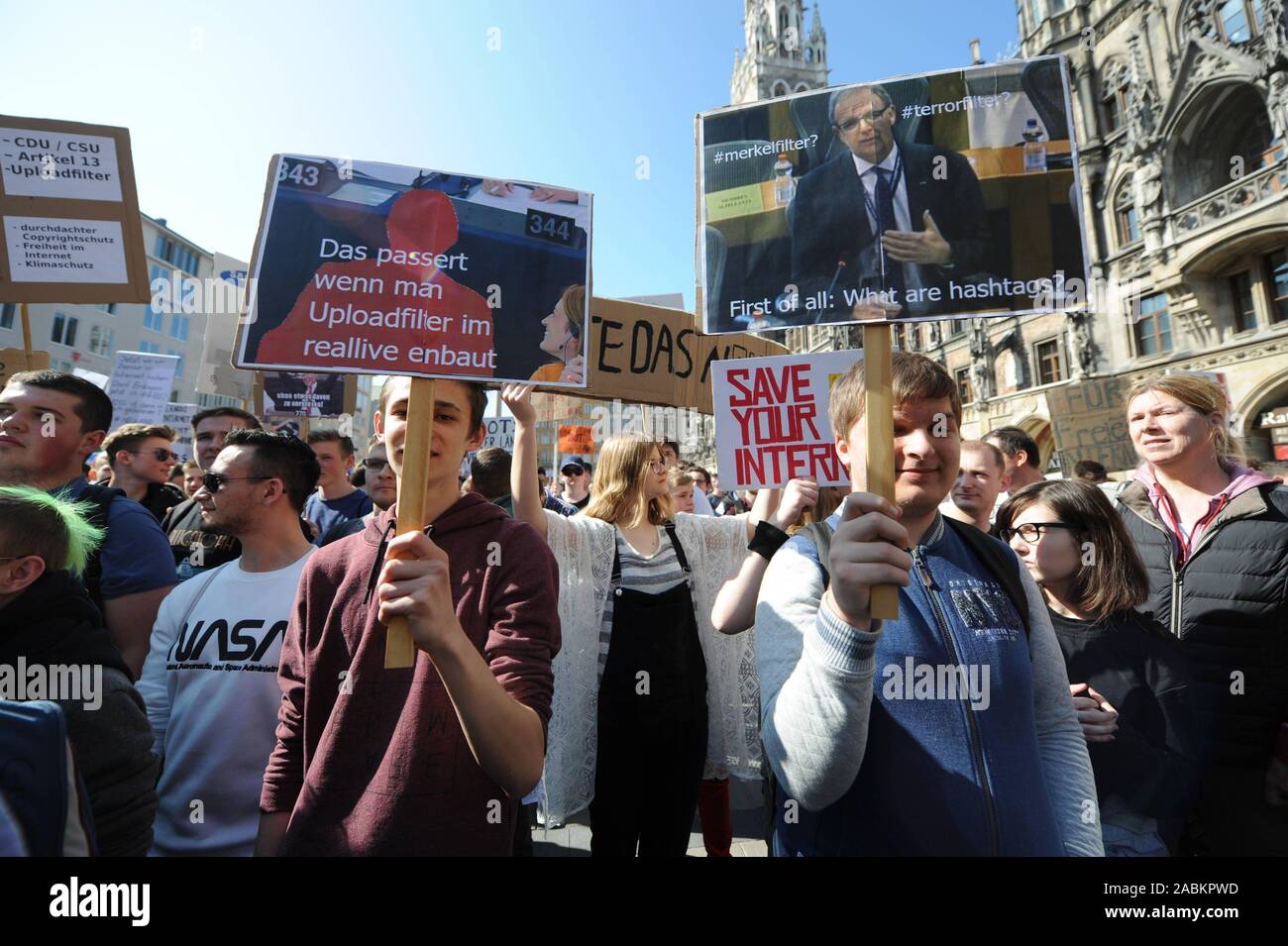 SaveYourInternet manifestazione contro l'UE riforma del copyright con oltre 40.000 partecipanti al Marienplatz [traduzione automatizzata] Foto Stock