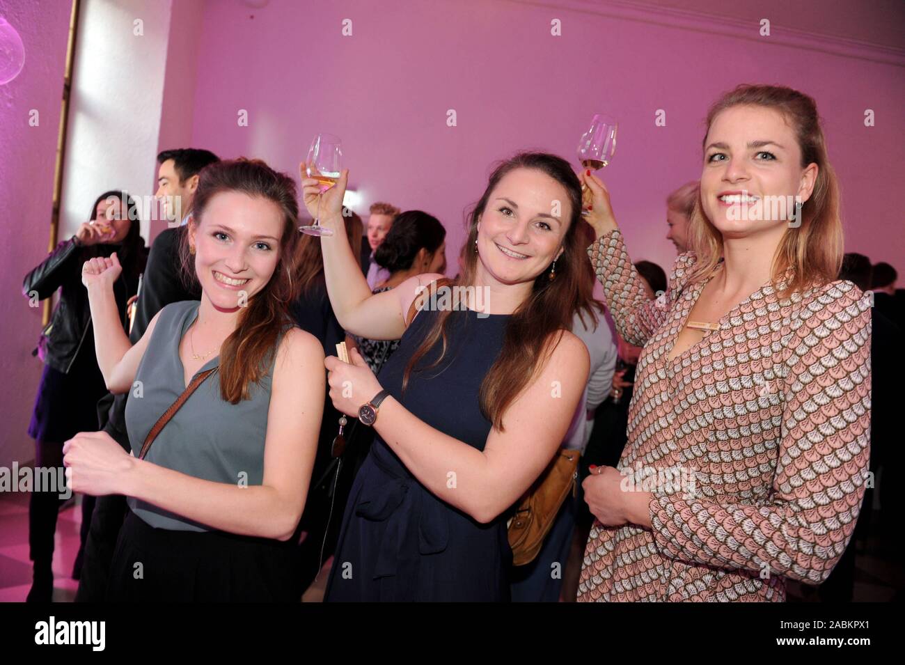 Da sinistra a destra: Lacrosse giocatori Lea Gunkel, Katharina Strohmann e Lea Fuchs dall'HLC Rot-Weiss Monaco di Baviera presso lo sport cerimonia di premiazione della capitale dello stato nel Municipio della Città Vecchia. [Traduzione automatizzata] Foto Stock