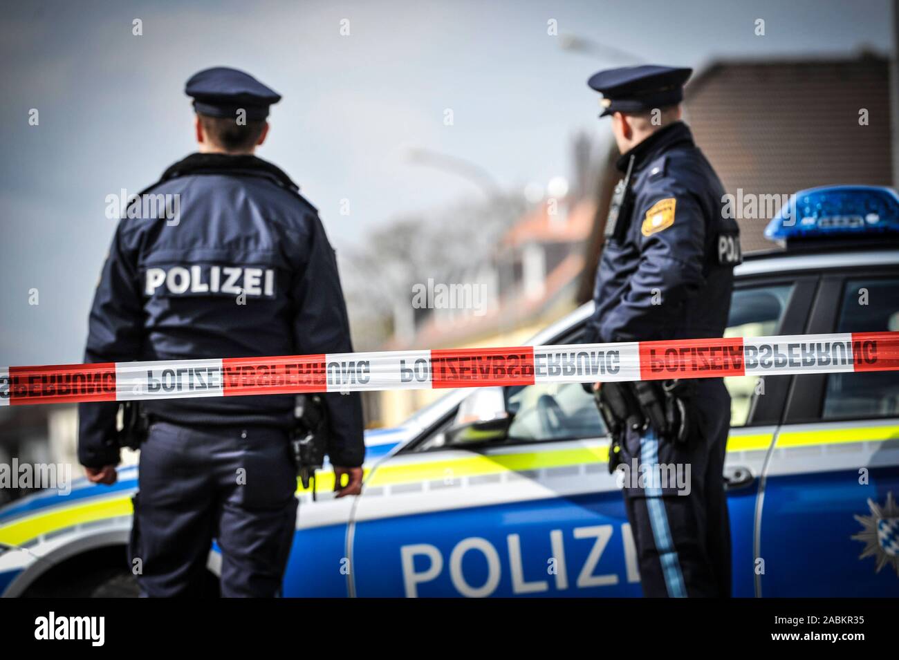 Operazione di polizia con l uso di armi da fuoco dopo un fallito tentativo di frode in una gioielleria su Truderinger Strasse 298 in Berg am Laim. La polizia ha sparato contro il veicolo getaway, vi sono ancora frammenti e involucri punto sul pavimento del cordoned fuori scena del crimine. [Traduzione automatizzata] Foto Stock